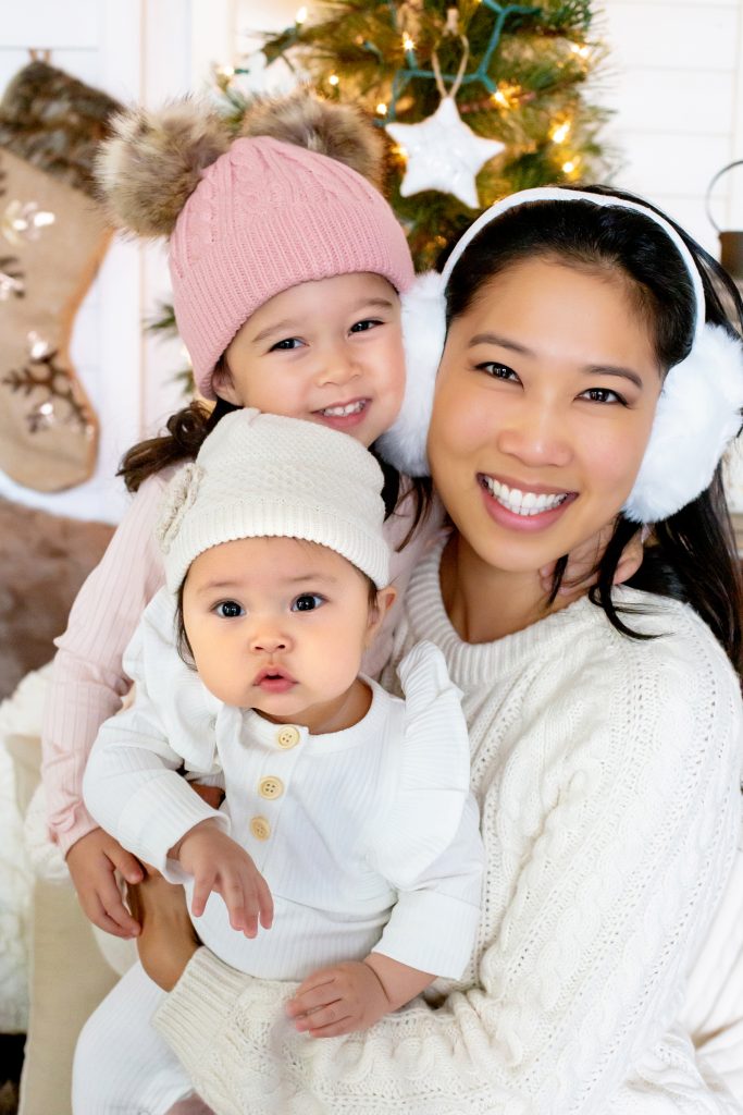 What to wear for a winter photo shoot in Portland. This is an image of two young Asian girls and their Mom wearing matching winter hats. Photography by Rayleigh. byRayleigh.com